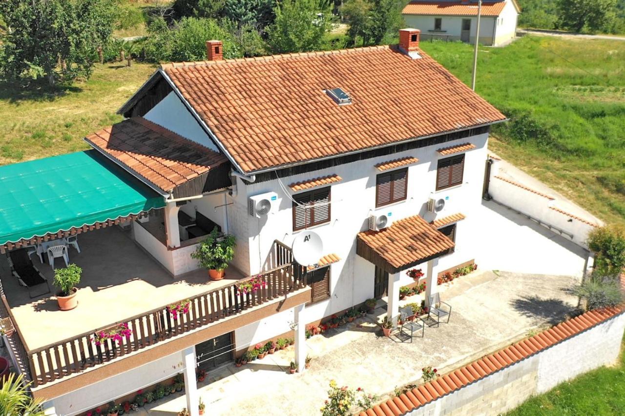 Apartment Mirella For 6 Persons Located In Central Istria Gradinje Kültér fotó