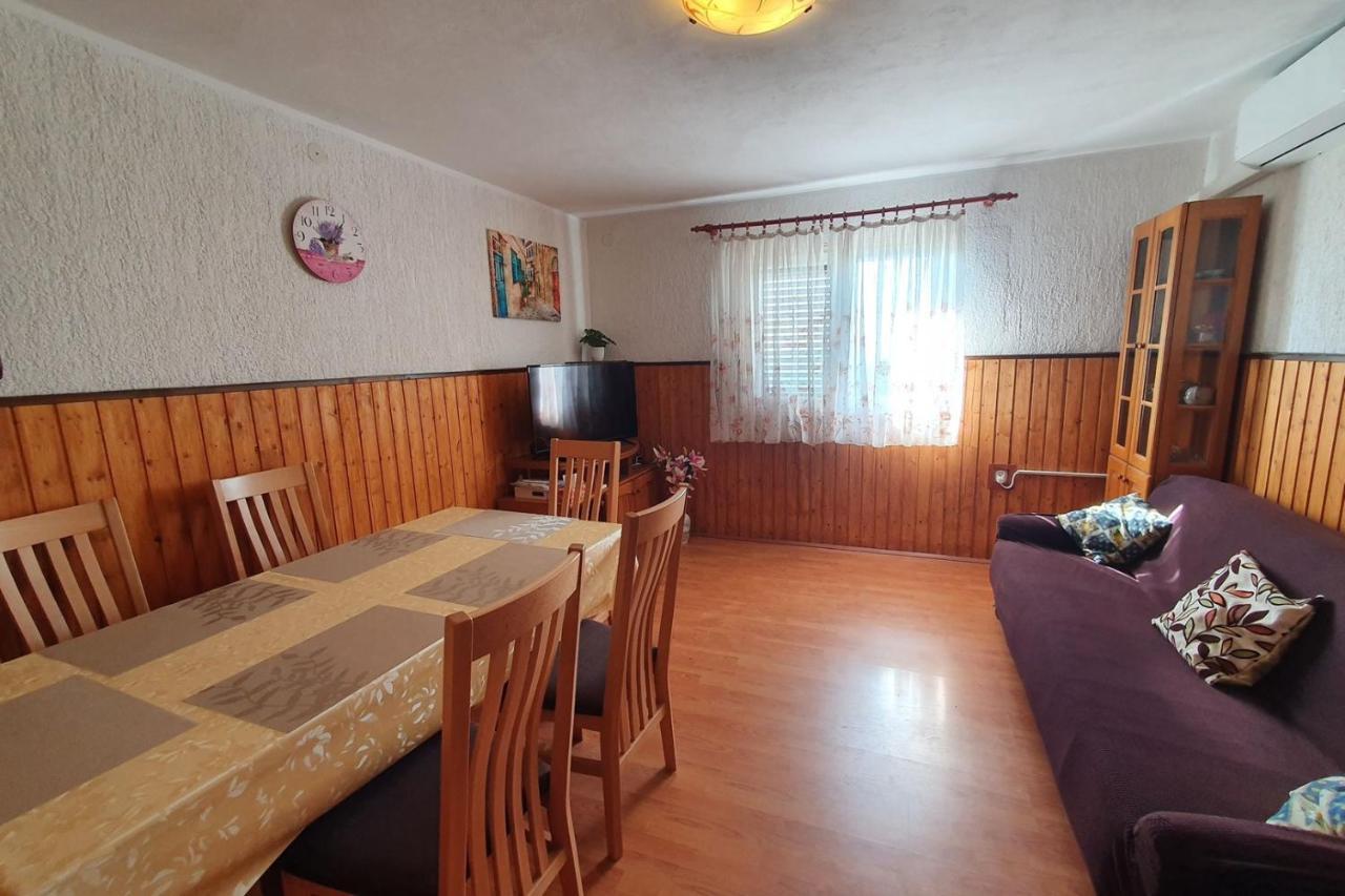 Apartment Mirella For 6 Persons Located In Central Istria Gradinje Kültér fotó