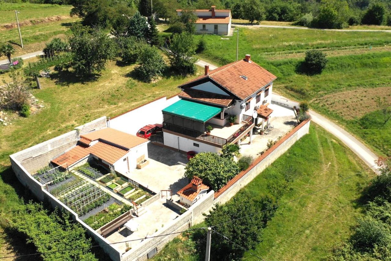 Apartment Mirella For 6 Persons Located In Central Istria Gradinje Kültér fotó