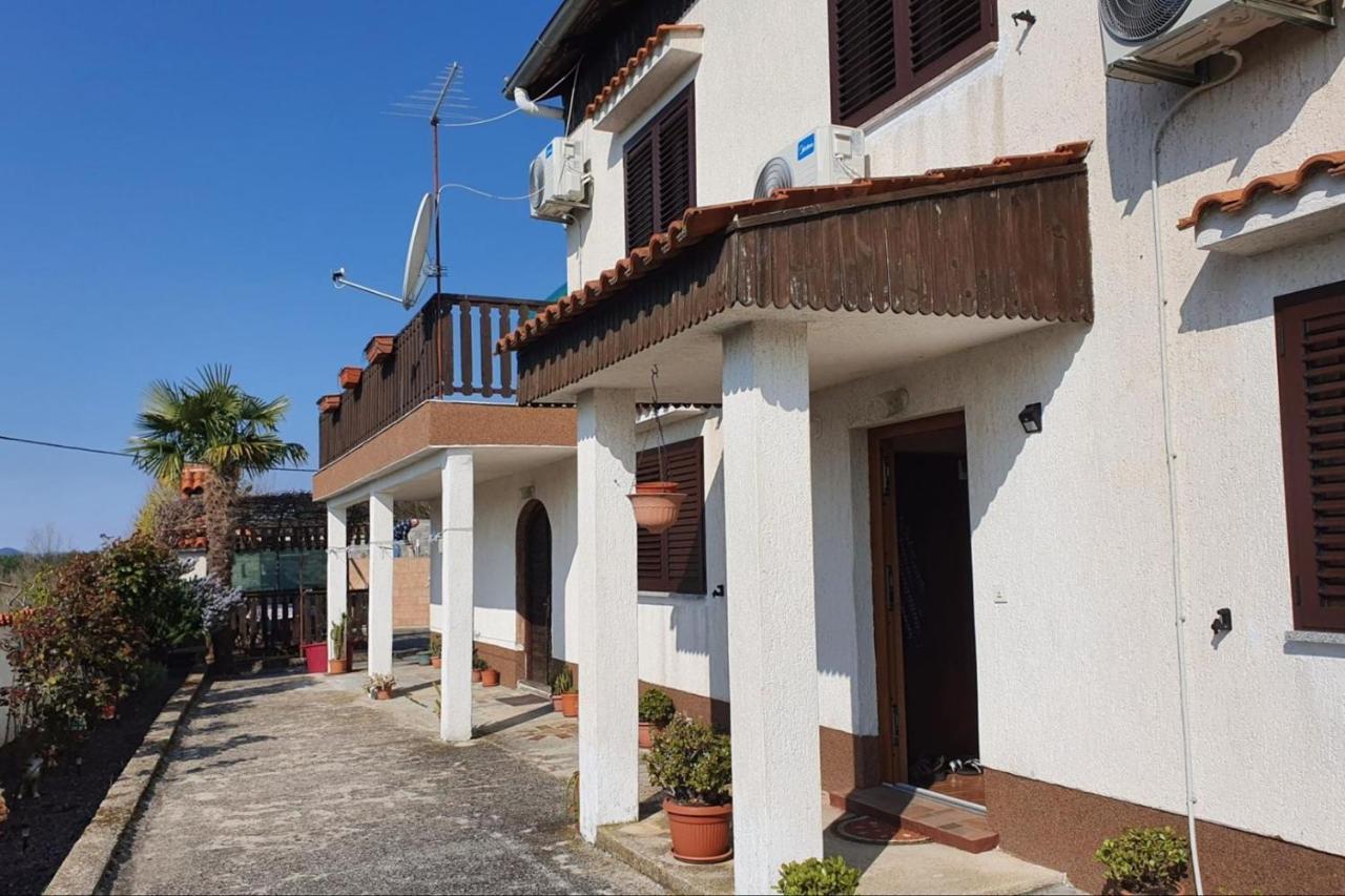 Apartment Mirella For 6 Persons Located In Central Istria Gradinje Kültér fotó