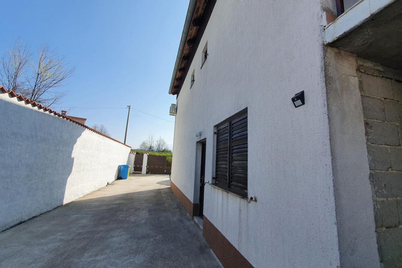 Apartment Mirella For 6 Persons Located In Central Istria Gradinje Kültér fotó