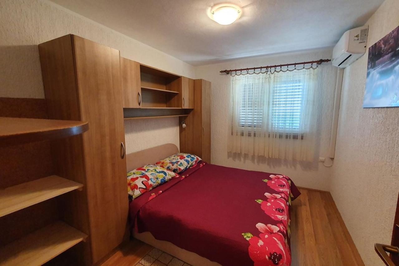 Apartment Mirella For 6 Persons Located In Central Istria Gradinje Kültér fotó