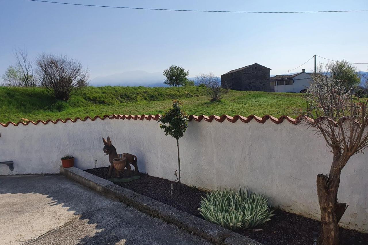 Apartment Mirella For 6 Persons Located In Central Istria Gradinje Kültér fotó