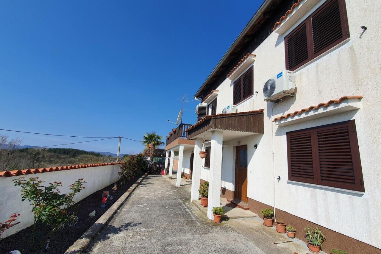 Apartment Mirella For 6 Persons Located In Central Istria Gradinje Kültér fotó