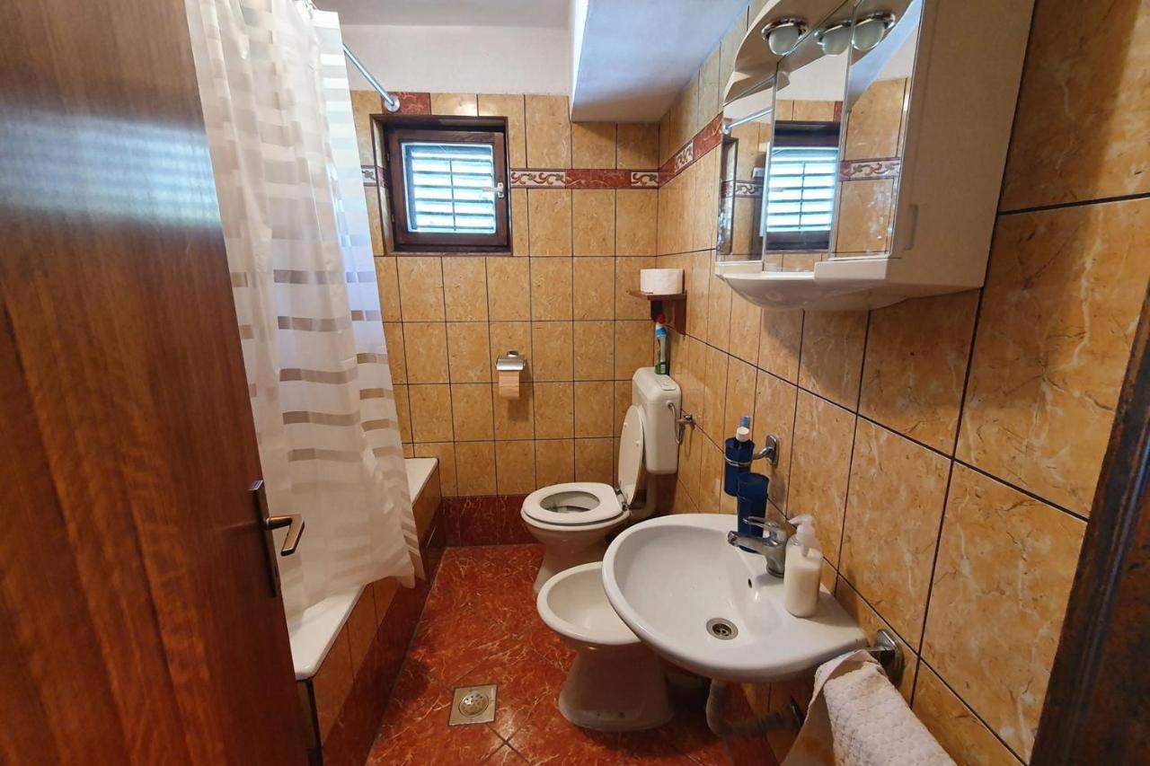 Apartment Mirella For 6 Persons Located In Central Istria Gradinje Kültér fotó