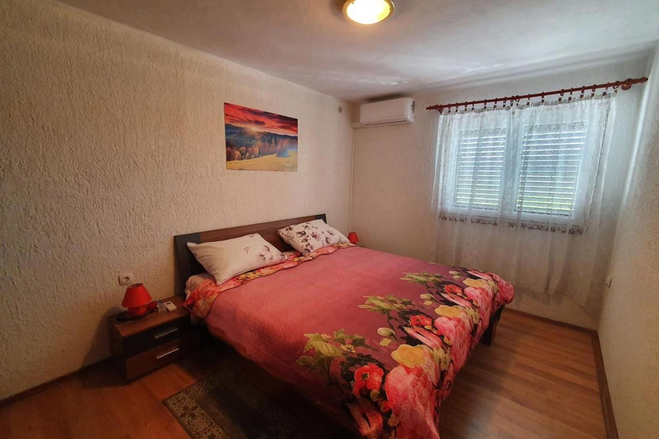 Apartment Mirella For 6 Persons Located In Central Istria Gradinje Kültér fotó