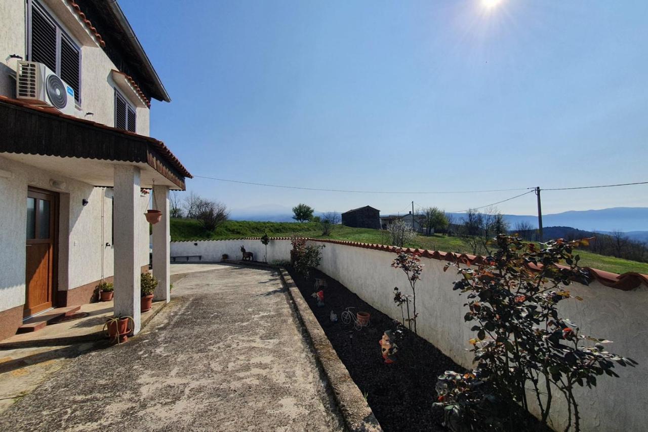 Apartment Mirella For 6 Persons Located In Central Istria Gradinje Kültér fotó